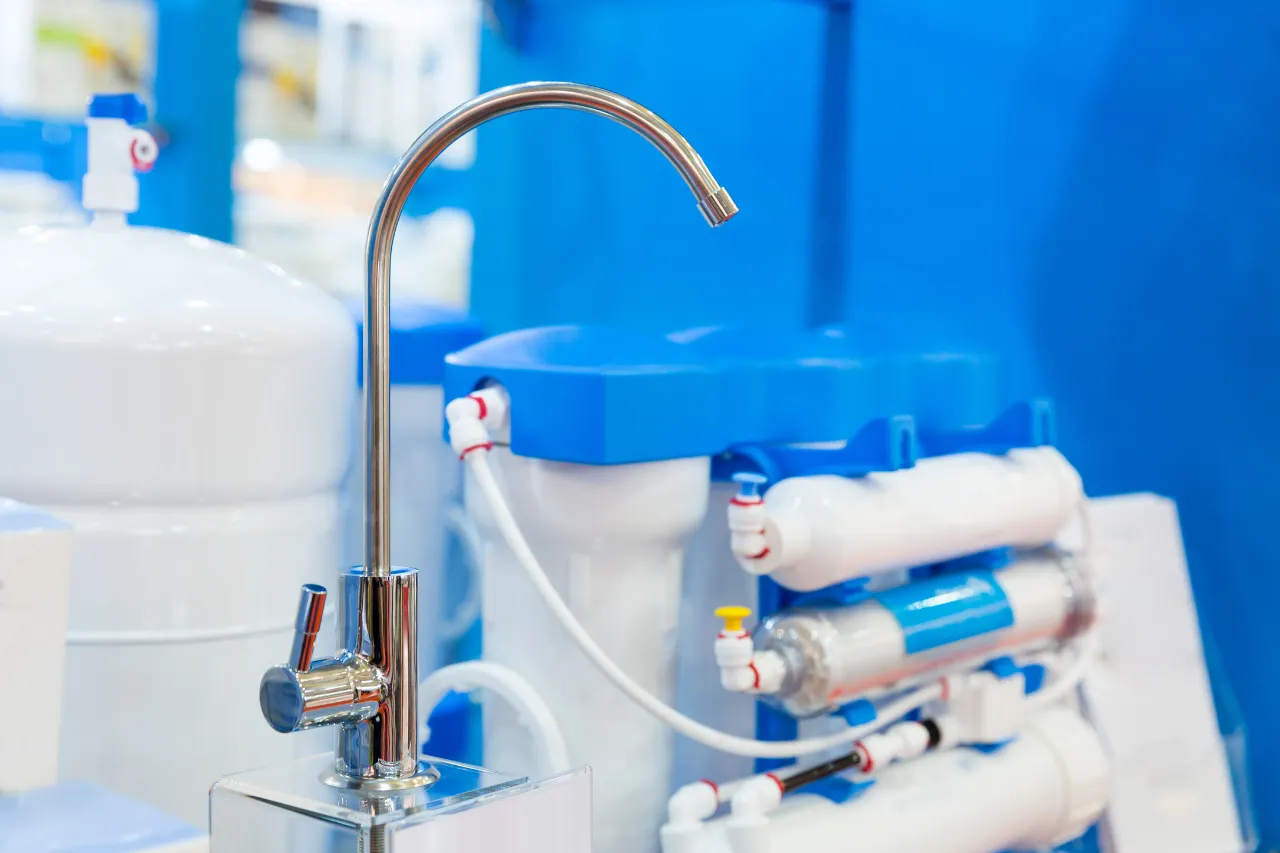 Rubinetto accanto a impianto di filtrazione dell'acqua