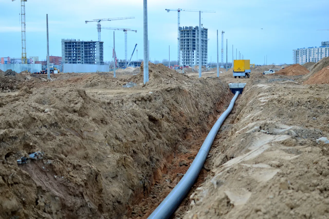 Tubazione in trincea in un cantiere urbano