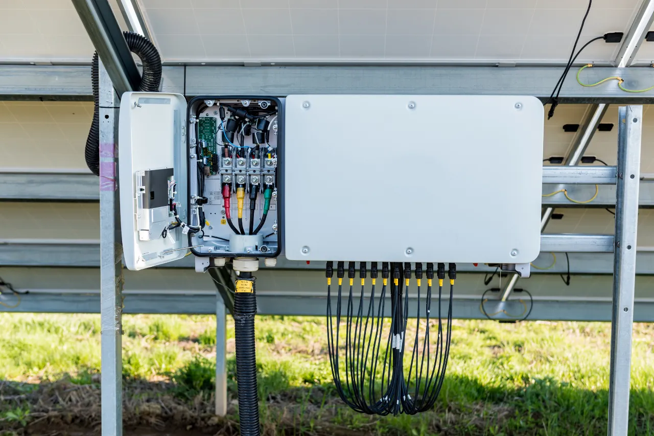 Inverter fotovoltaico aperto con cablaggi sotto pannelli solari