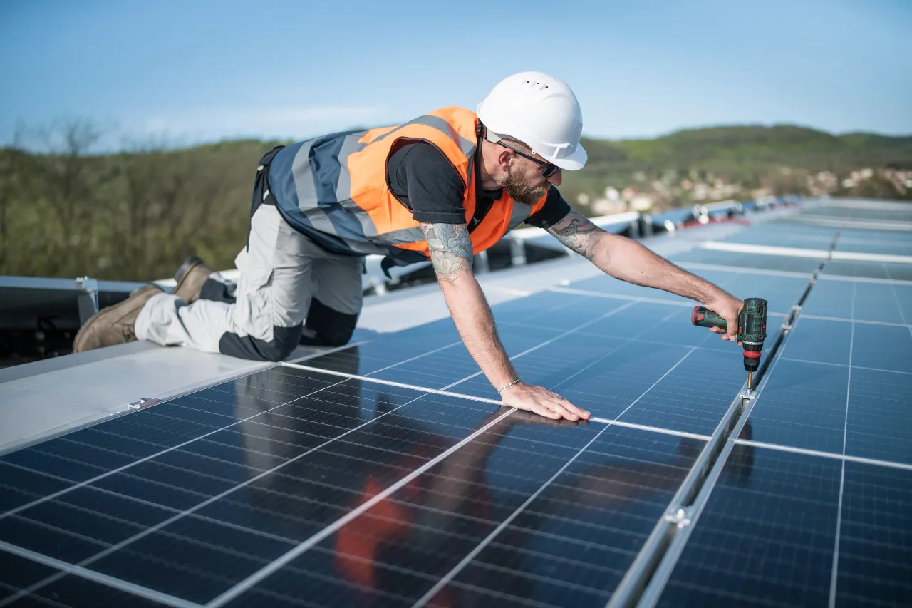 Tecnico installa pannelli solari su un tetto