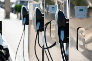 Colonnine di ricarica per veicoli elettrici in fila