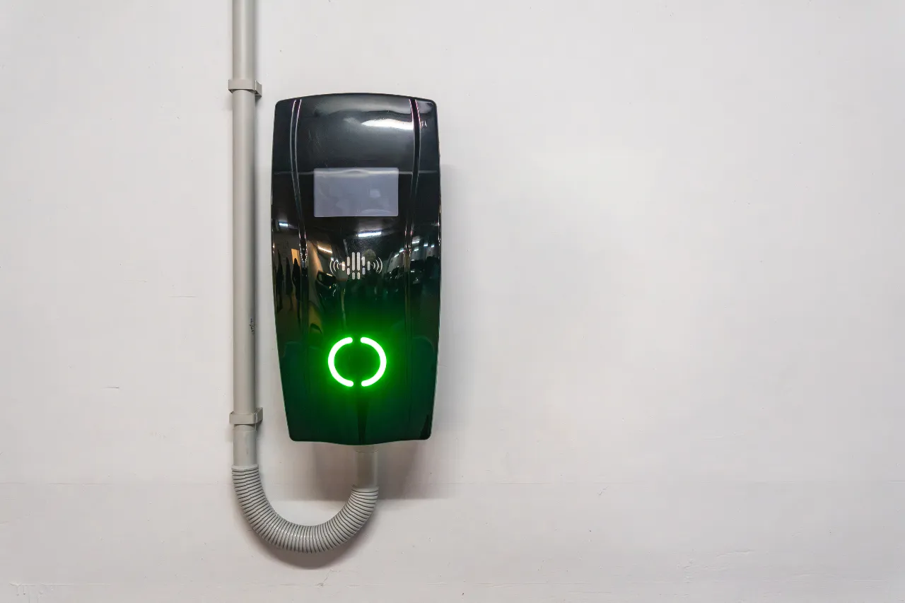 Colonnina di ricarica elettrica con luce verde