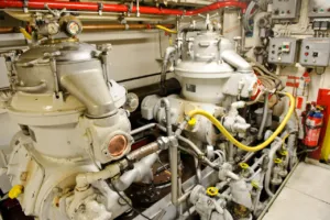 Macchinari industriali con tubazioni, valvole e quadri elettrici