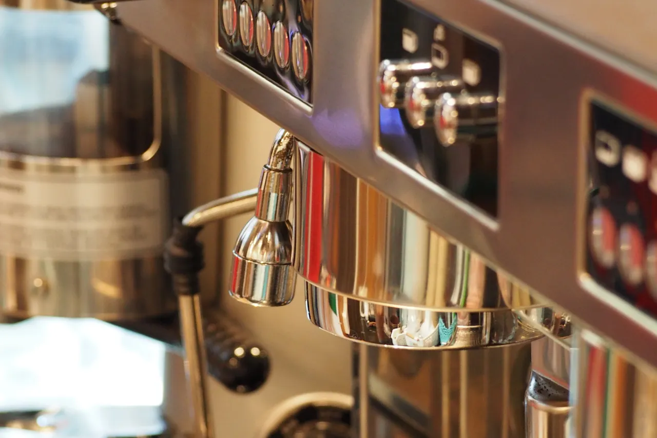 Primo piano di macchina professionale per espresso cromata