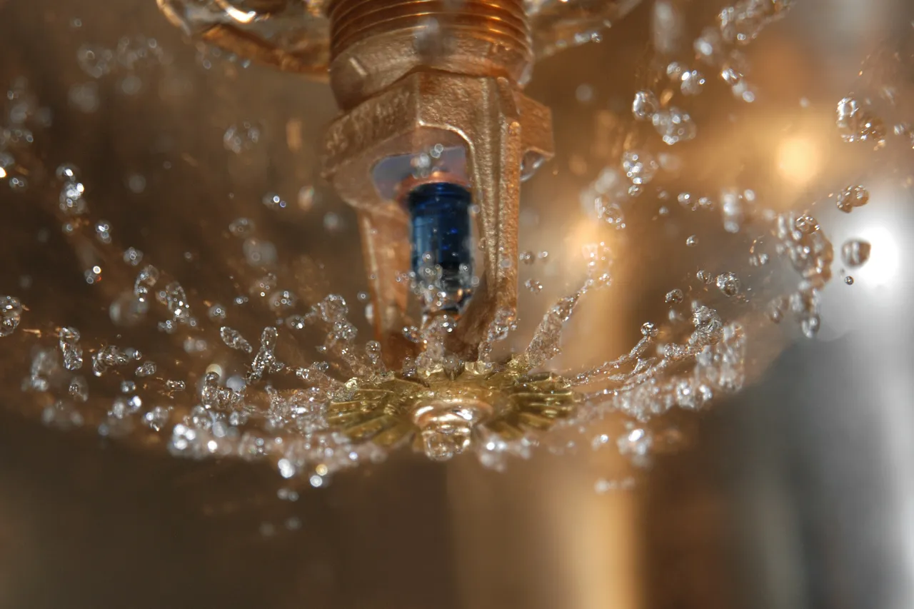 Testina sprinkler antincendio che spruzza acqua