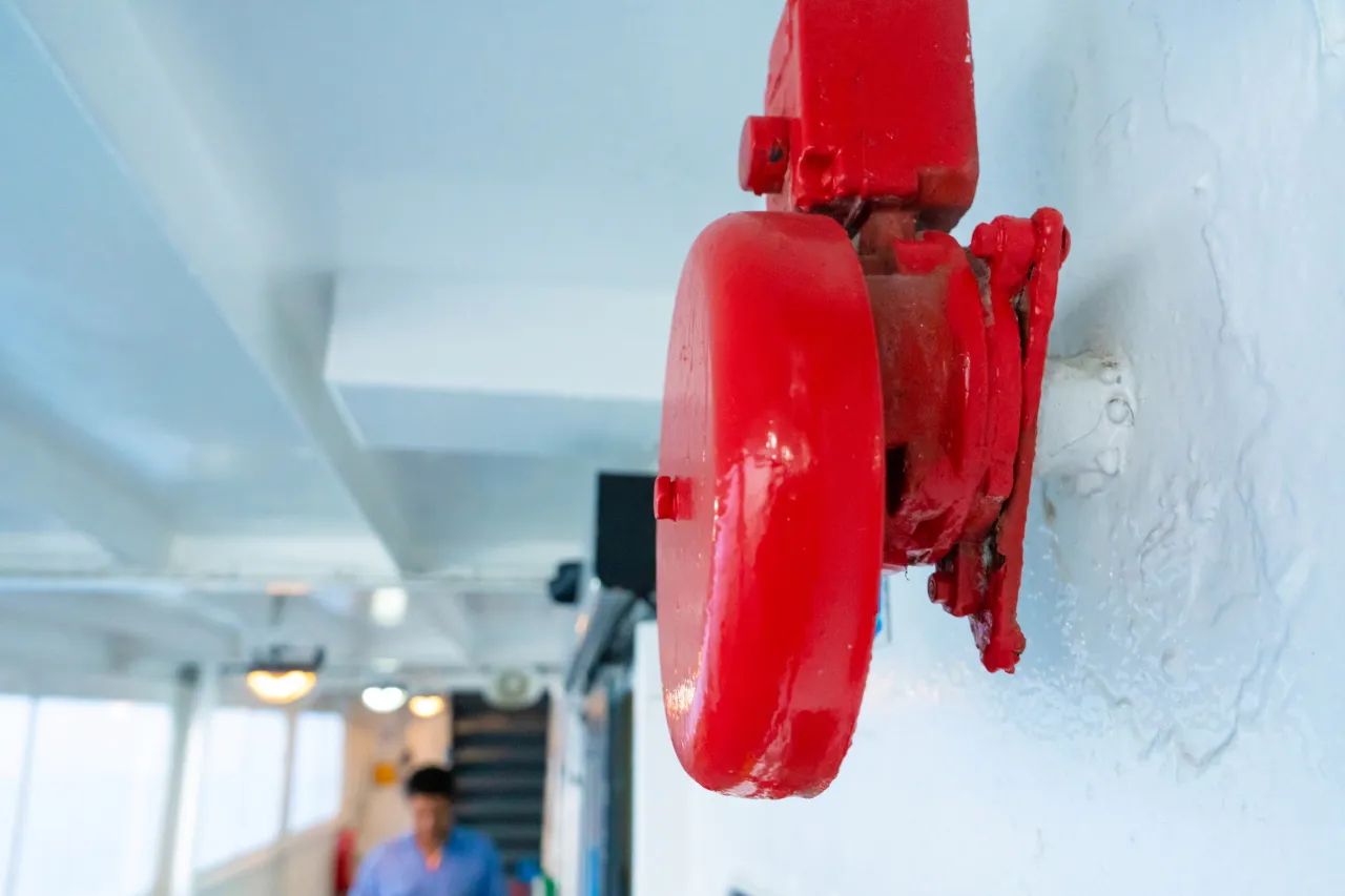 Campanello d'allarme rosso su parete di nave