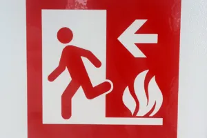 Cartello antincendio con uscita di emergenza a sinistra