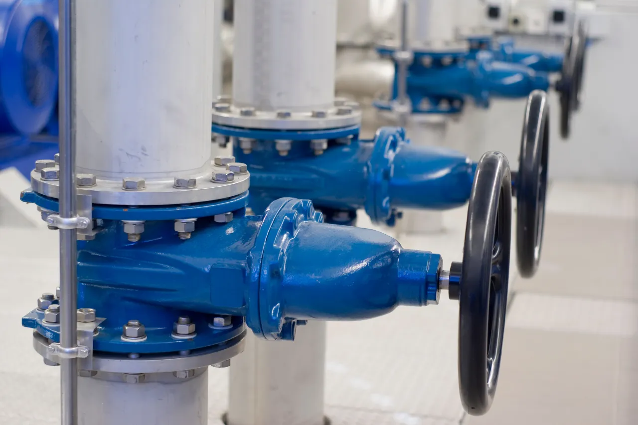Valvole industriali blu su tubazioni in un impianto