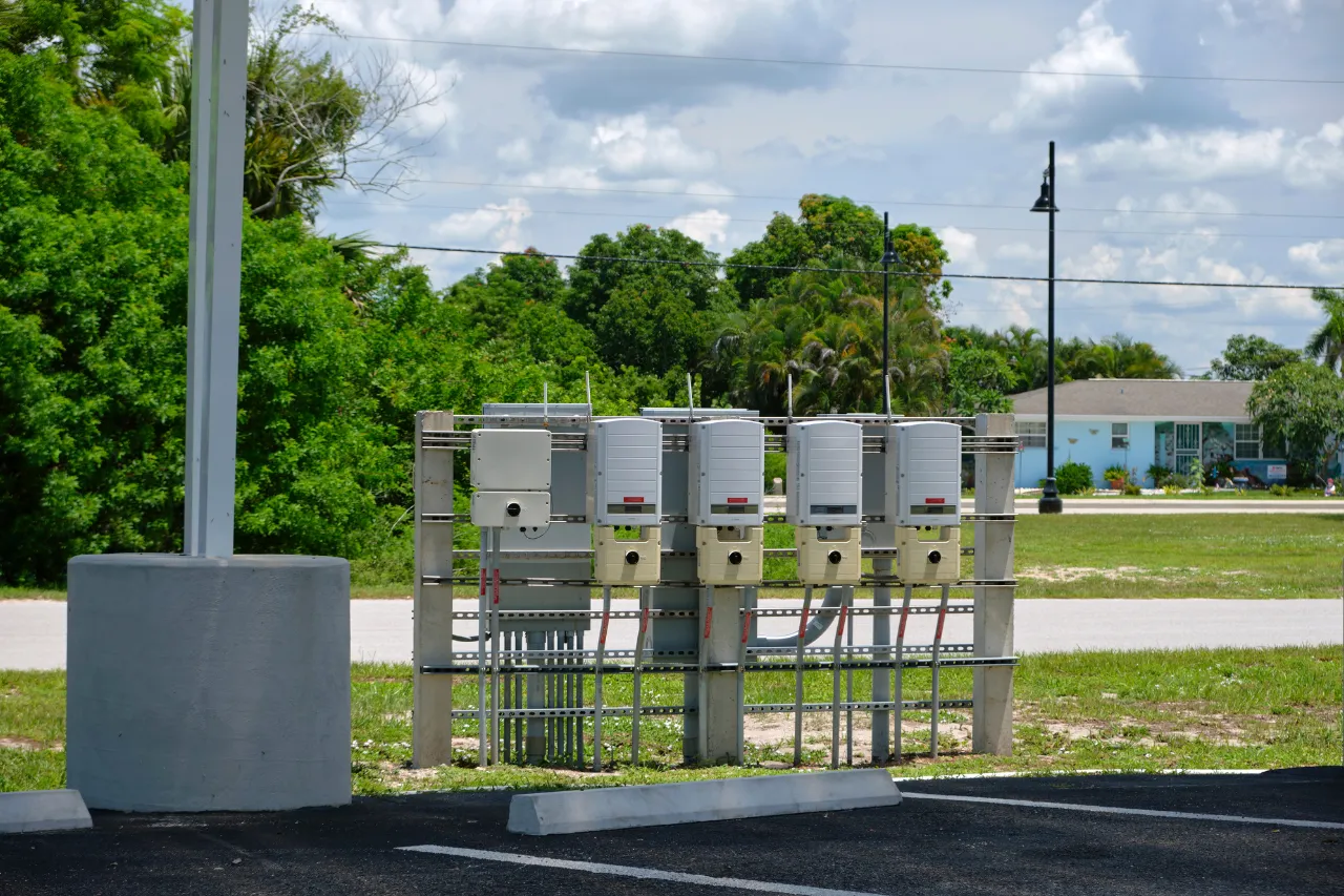 Quadri elettrici esterni accanto a una strada residenziale