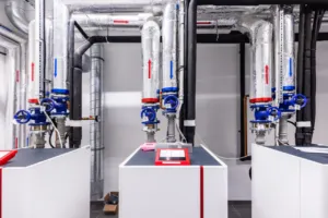 Impianto termico con tubazioni isolate e valvole blu