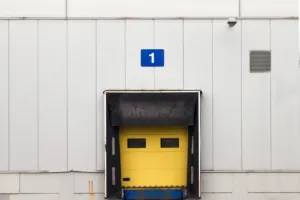 Porta di carico gialla con numero 1