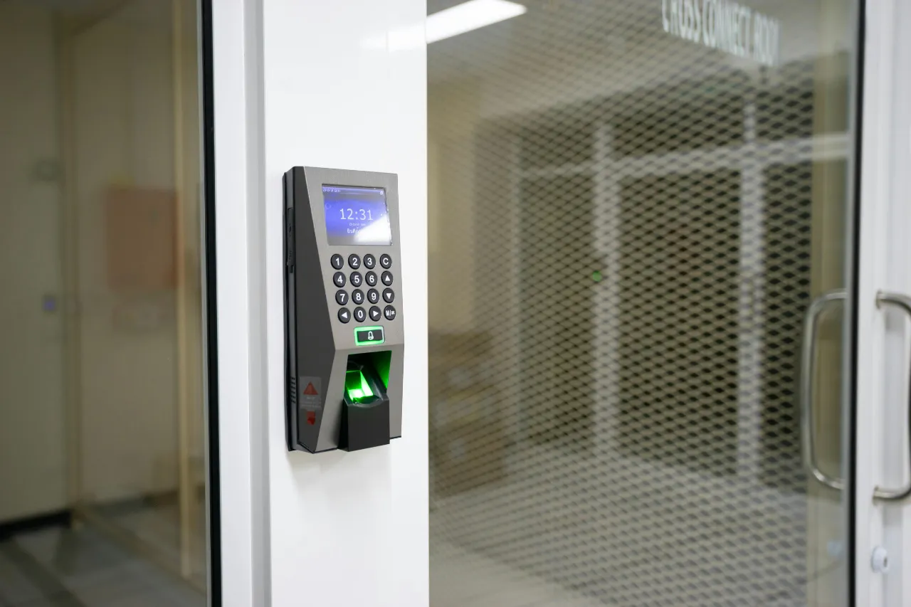 Lettore biometrico per controllo accessi su porta vetrata