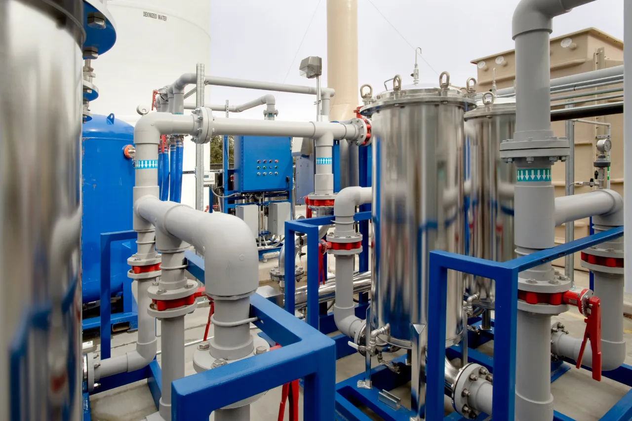 Impianto industriale di filtrazione con serbatoi e tubazioni