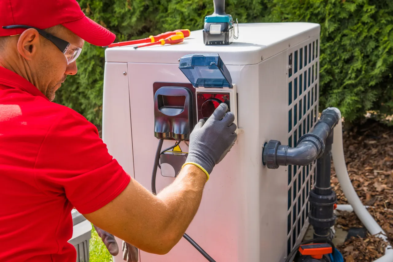 Tecnico regola pompa di calore esterna