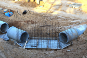 Cantiere con tubi di cemento e armature in acciaio