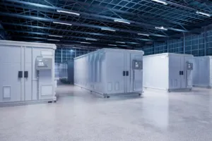 Moduli industriali bianchi in un capannone tecnologico