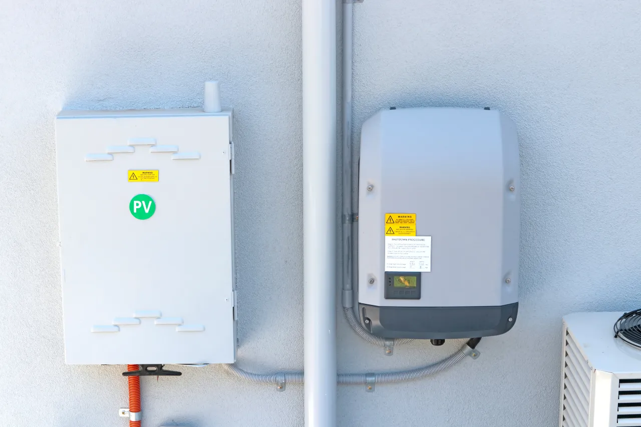 Inverter fotovoltaico e quadro elettrico montati a parete