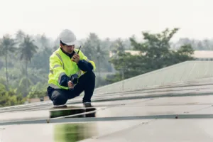 Tecnico controlla pannelli solari sul tetto con ricetrasmittente