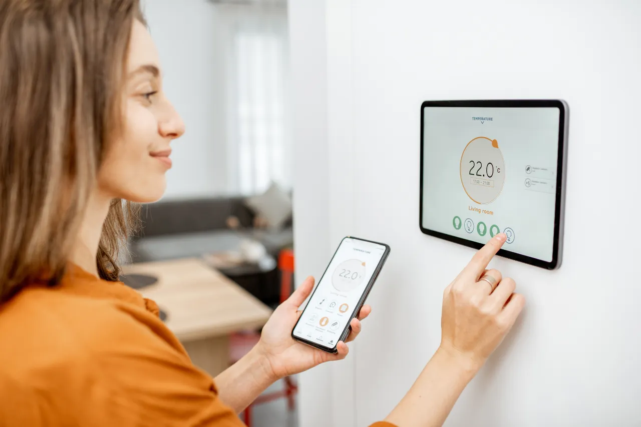 Donna regola termostato smart con smartphone