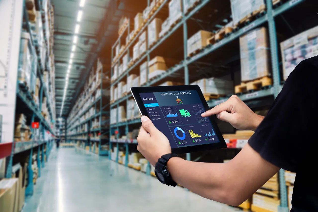 Operatore usa tablet per gestione magazzino