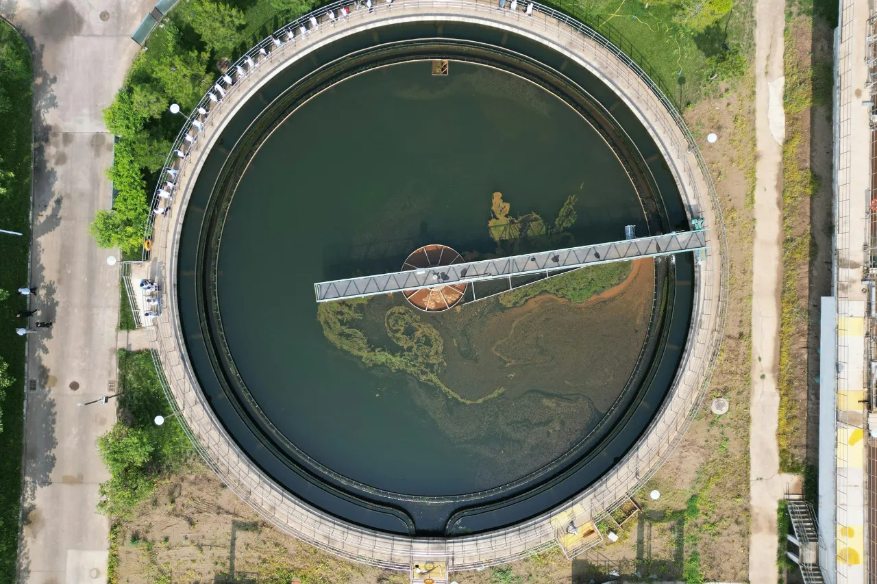 Vista aerea di una vasca circolare di depurazione