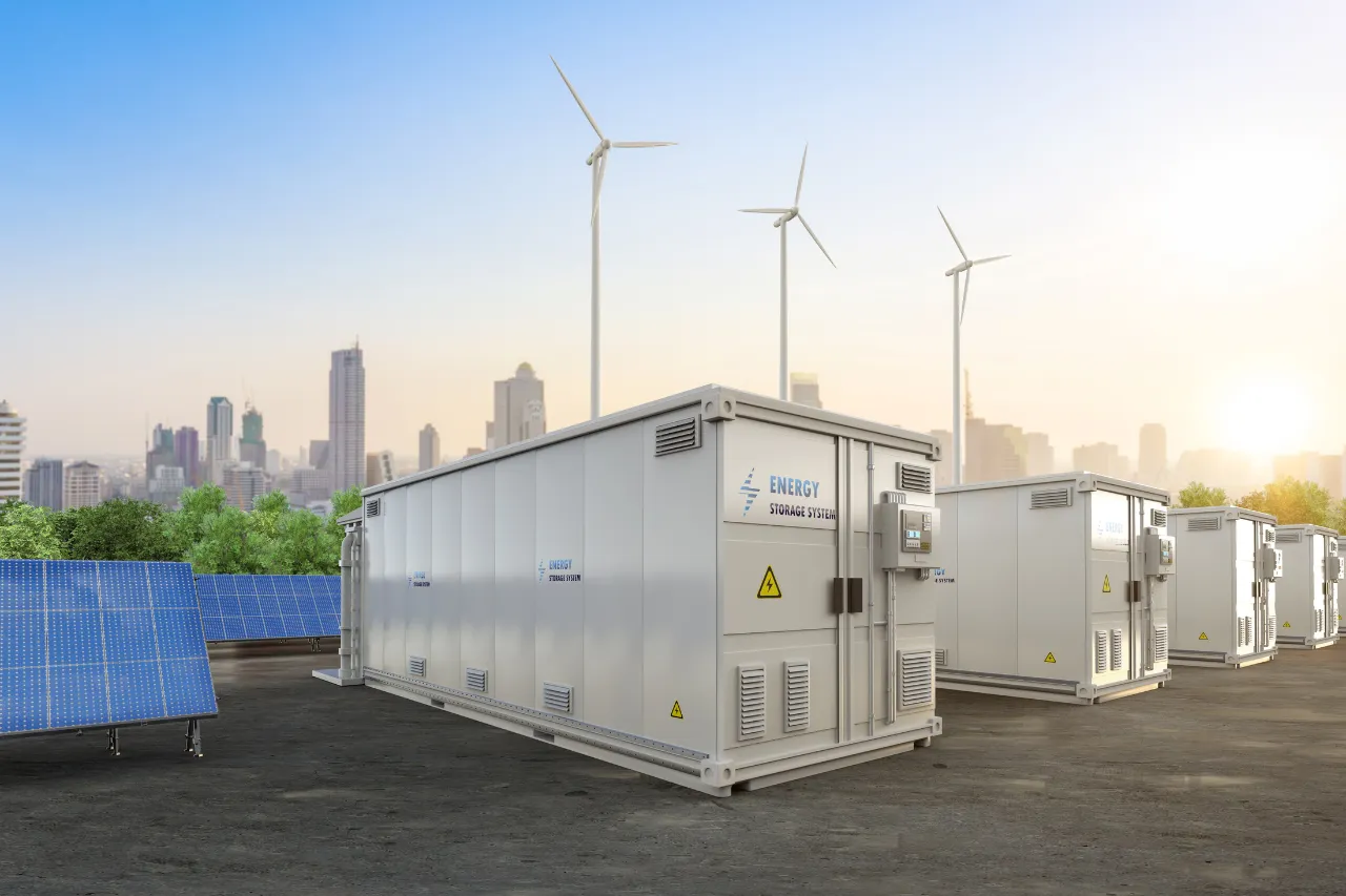 Sistemi di accumulo energetico con pannelli solari e turbine eoliche