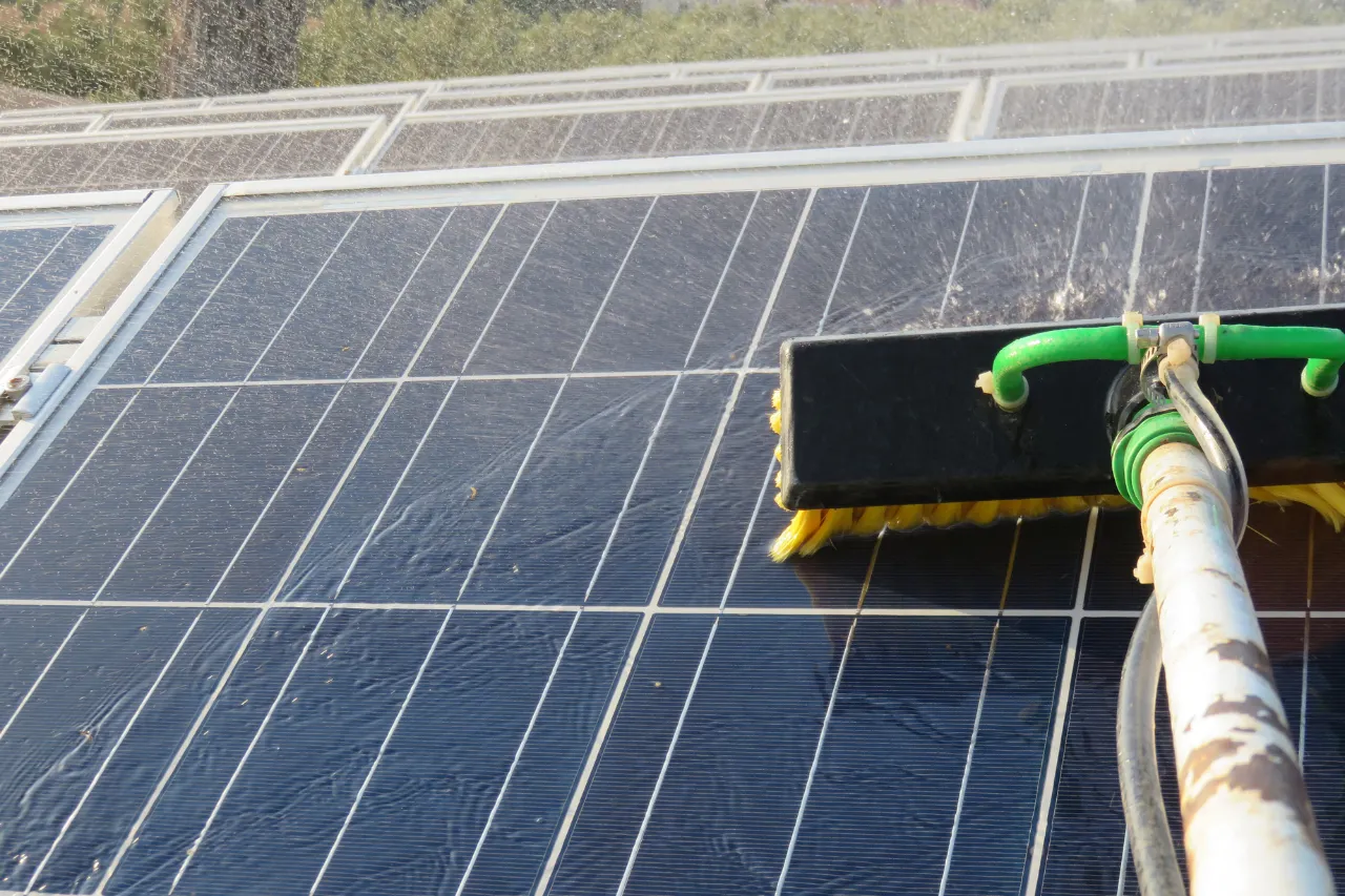 Pulizia con acqua di pannelli solari fotovoltaici