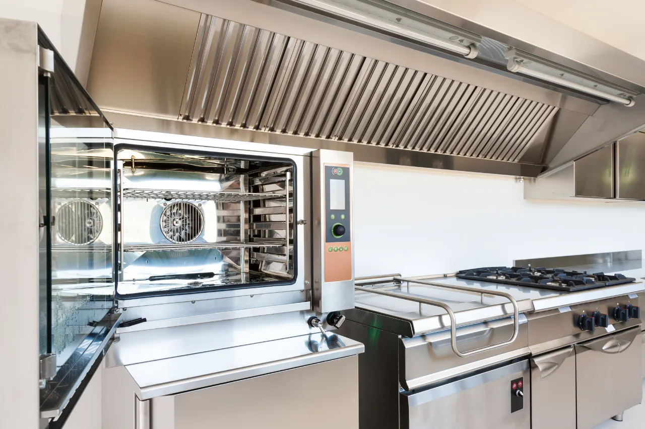 Cucina professionale con forno, fornelli e cappa inox