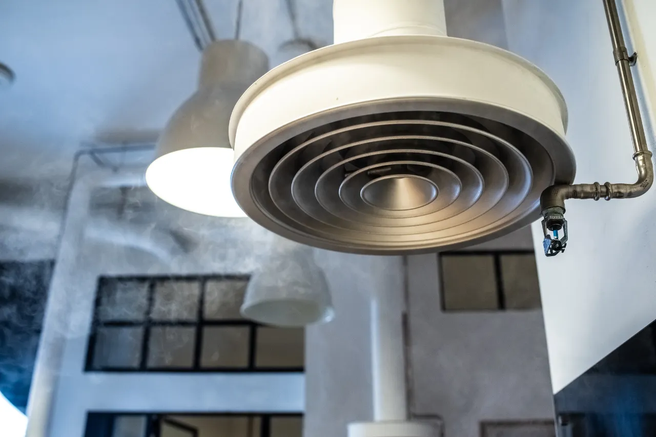Grande lampada industriale con diffusore metallico circolare