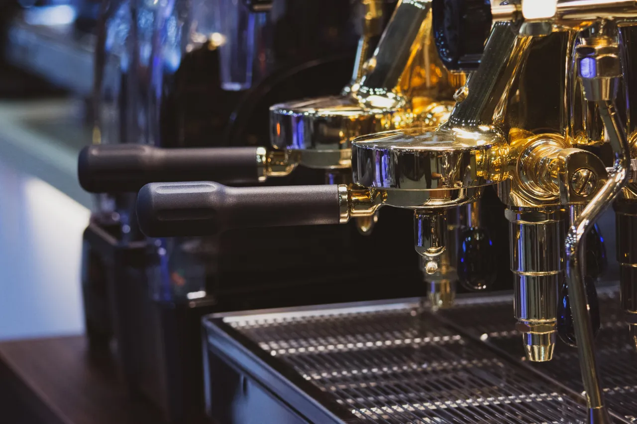Dettaglio di macchina espresso professionale con portafiltri