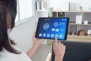 Donna controlla smart home su tablet