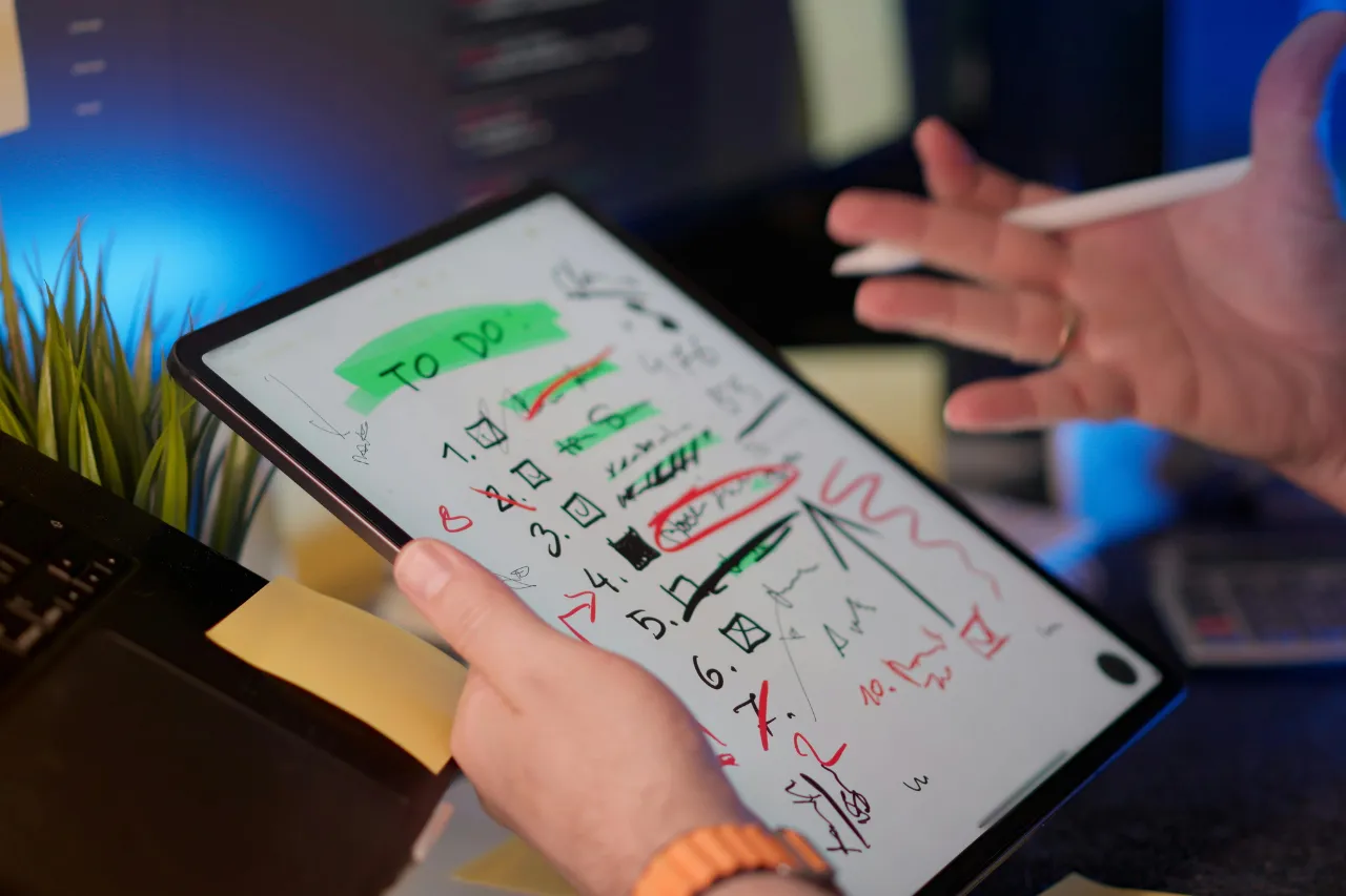 Tablet con lista to-do scritta a mano