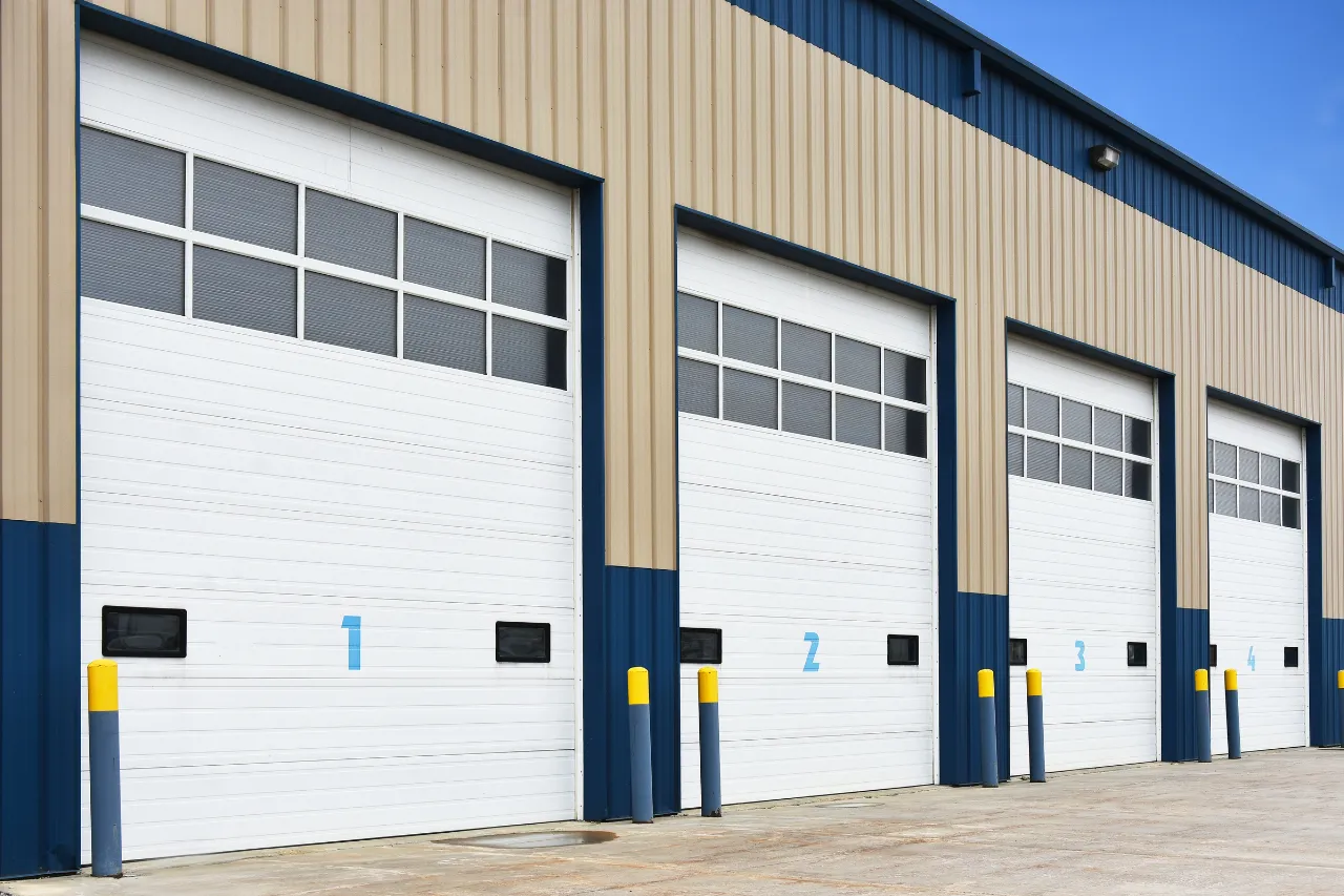 Portoni numerati di un magazzino industriale