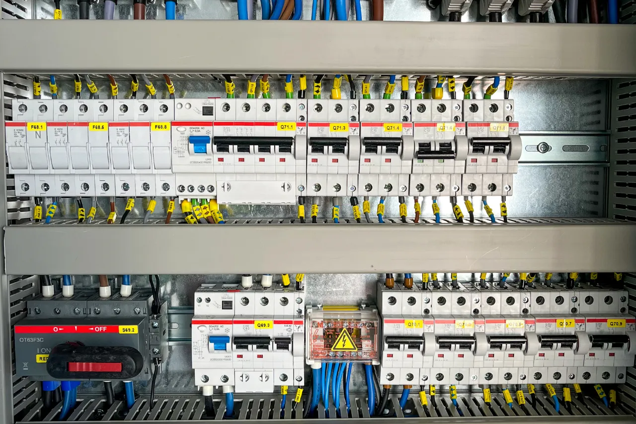 Quadro elettrico industriale con interruttori e cablaggi etichettati