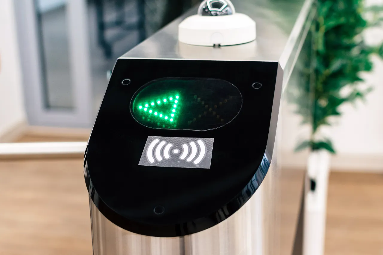 Tornello d'accesso contactless con freccia verde illuminata