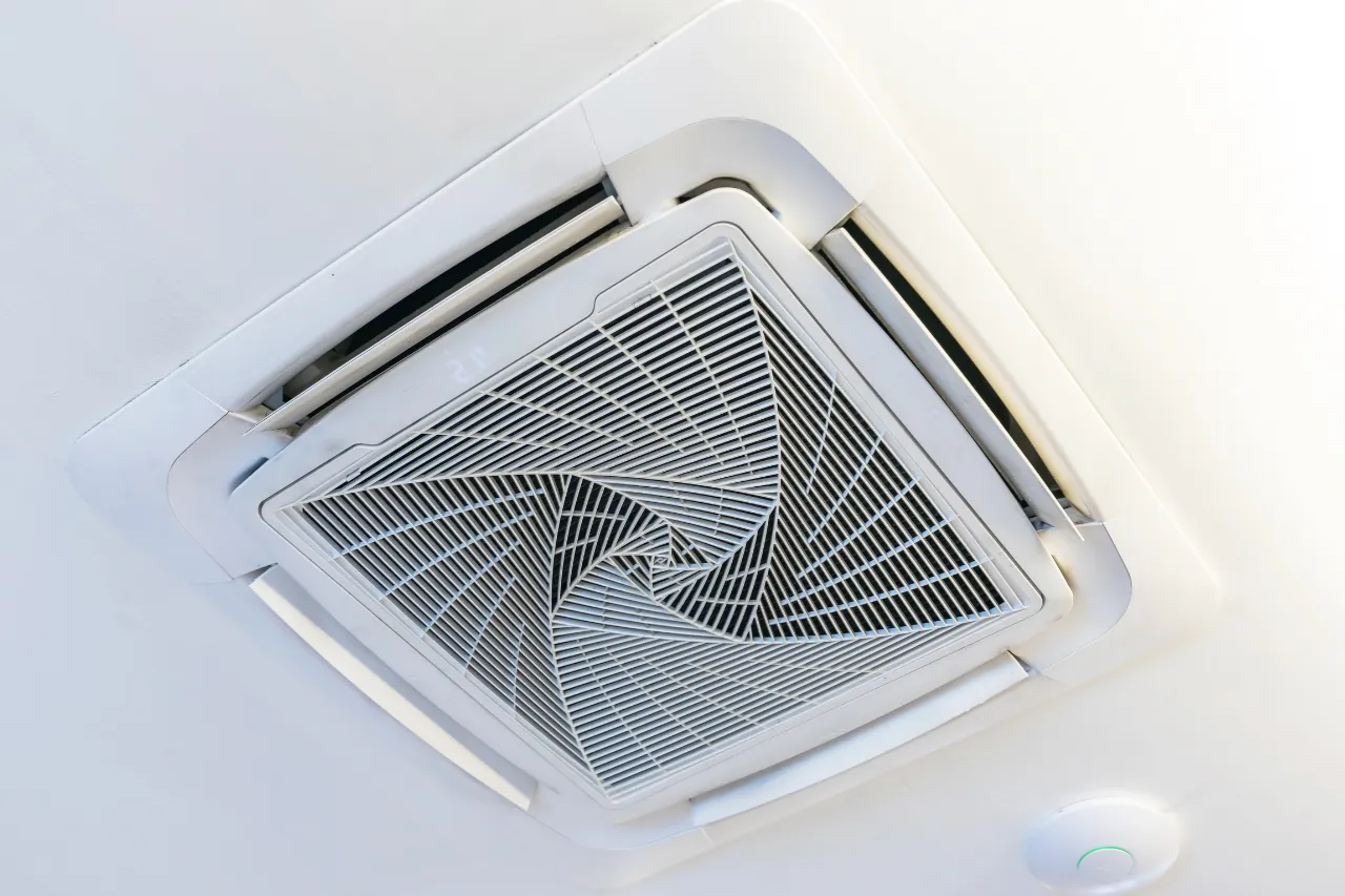 Unità di climatizzazione a soffitto con griglia quadrata