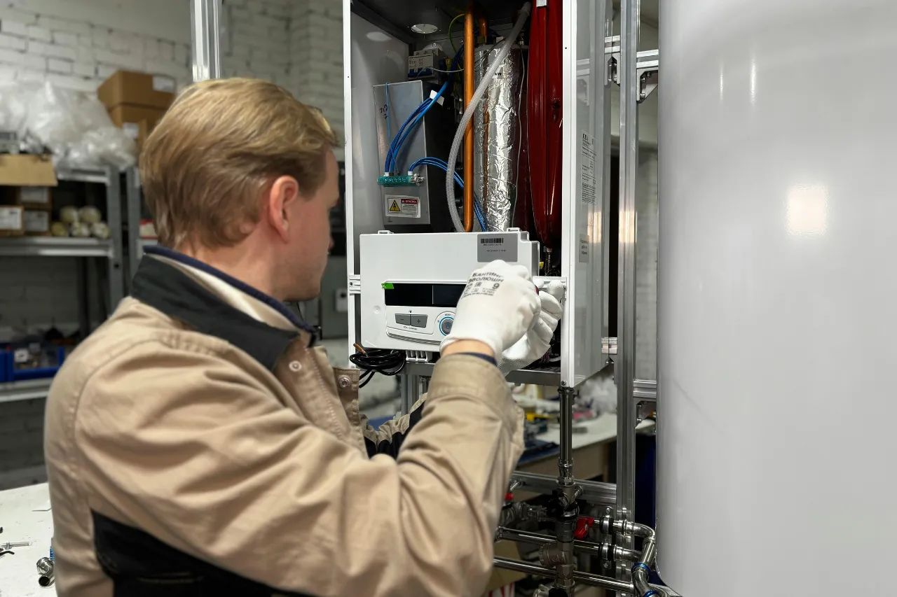 Tecnico esegue manutenzione su impianto industriale