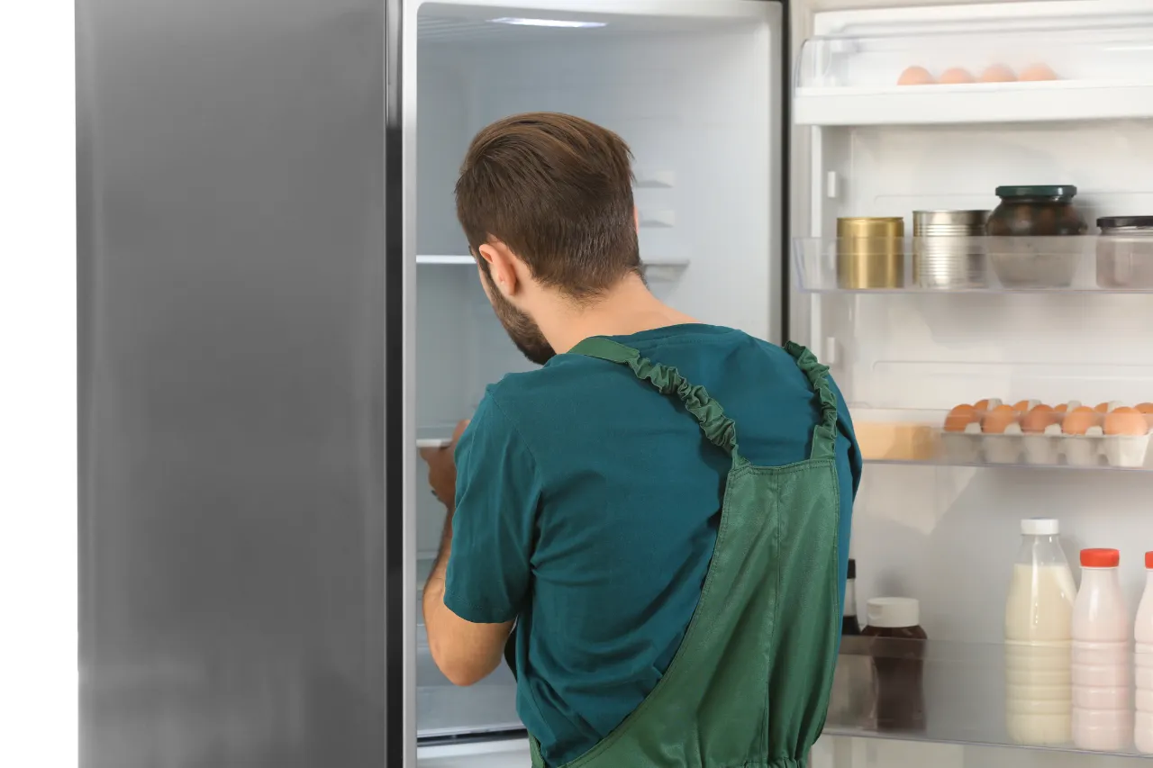 Uomo controlla frigorifero aperto con uova e latticini