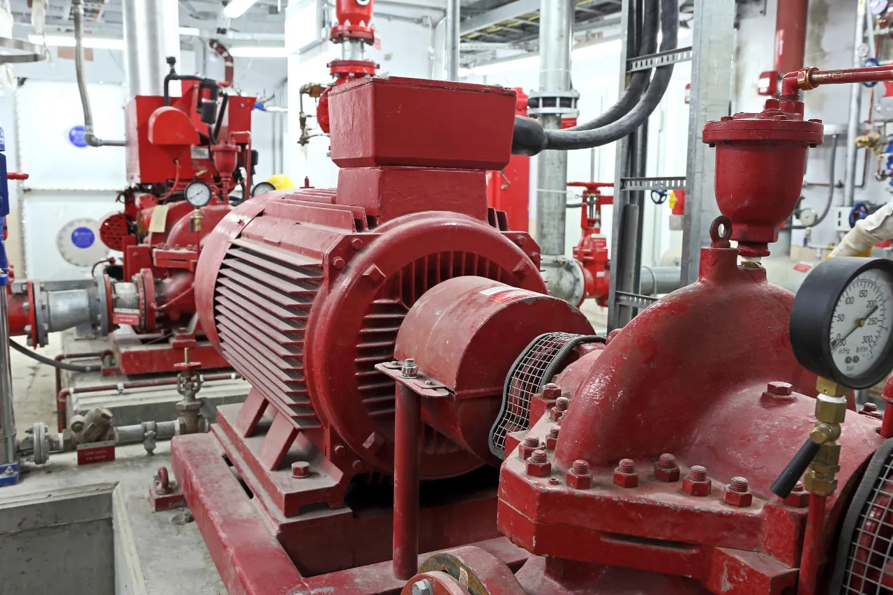 Pompa antincendio rossa in sala macchine industriale