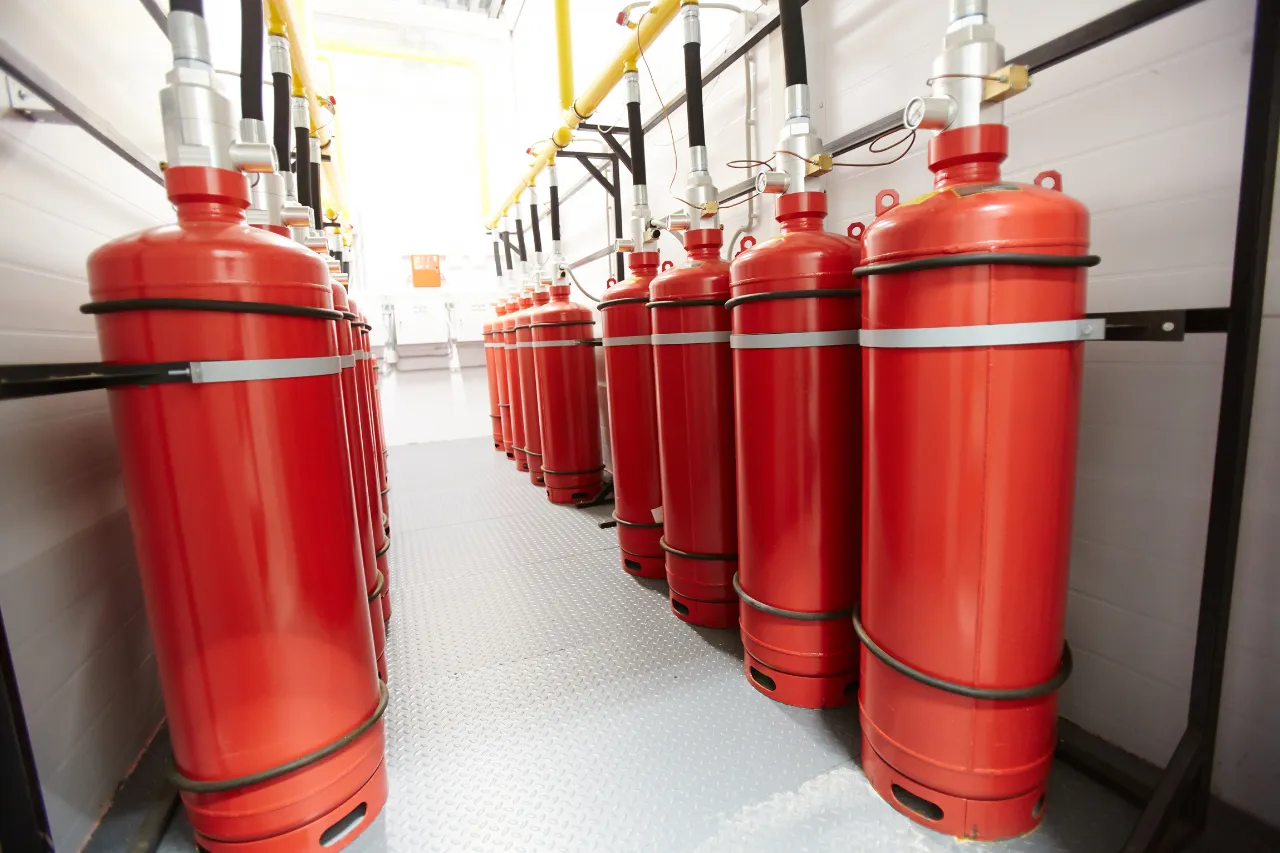 Bombole rosse di sistema antincendio in locale tecnico