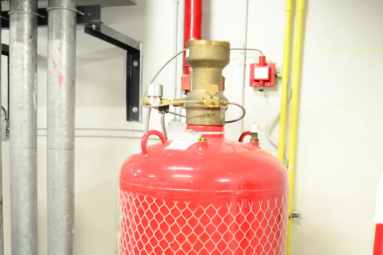 Serbatoio antincendio rosso con valvola e tubazioni