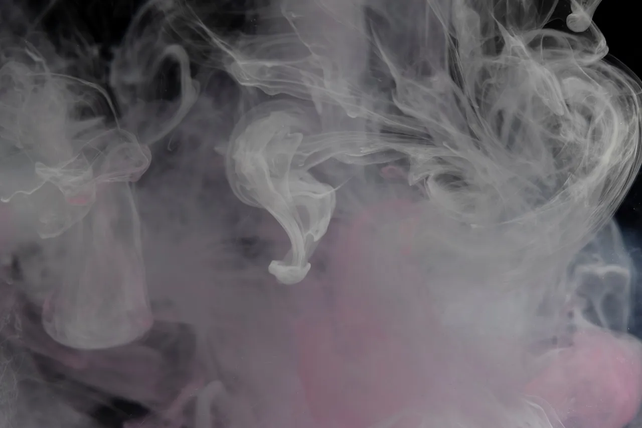 Volute di fumo bianco su sfondo scuro rosato