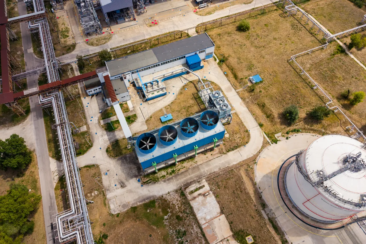 Vista aerea di impianto industriale con serbatoio e tubazioni