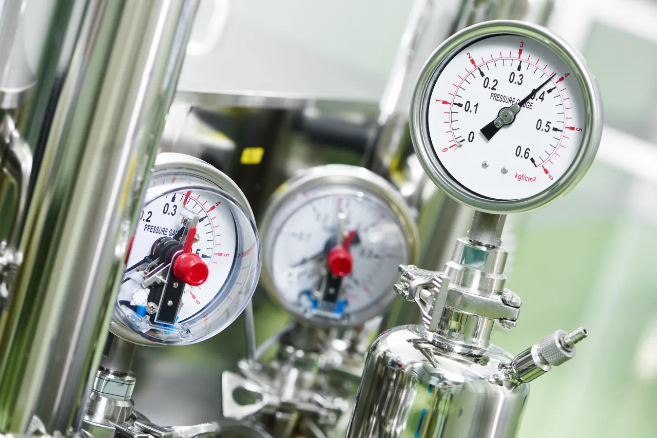 Manometri industriali su impianto in acciaio inox