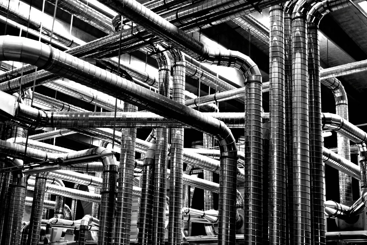 Rete intricata di condotti metallici in un impianto industriale