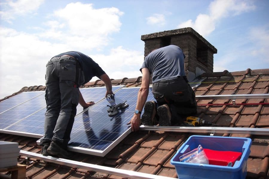 Posa e installazione pannelli solari foto