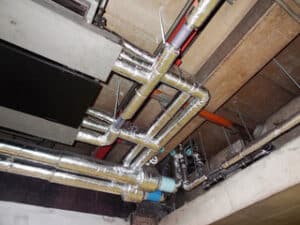 tubi che passano a soffitto per riscaldare una stanza