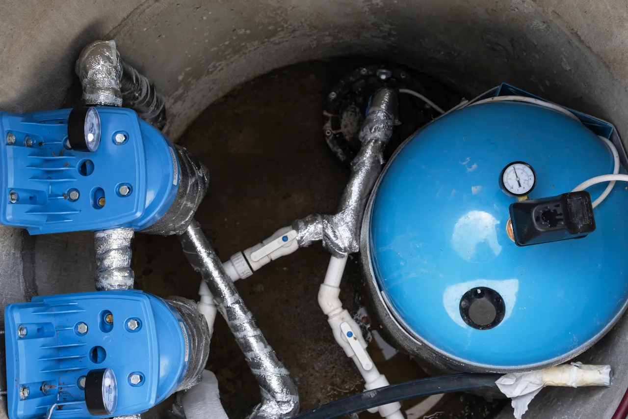 Pompe e serbatoio pressurizzato in un pozzetto tecnico