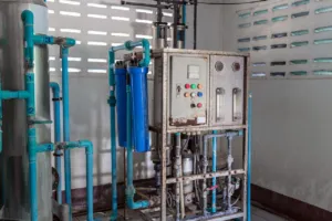 Impianto di filtrazione dell’acqua con tubi blu