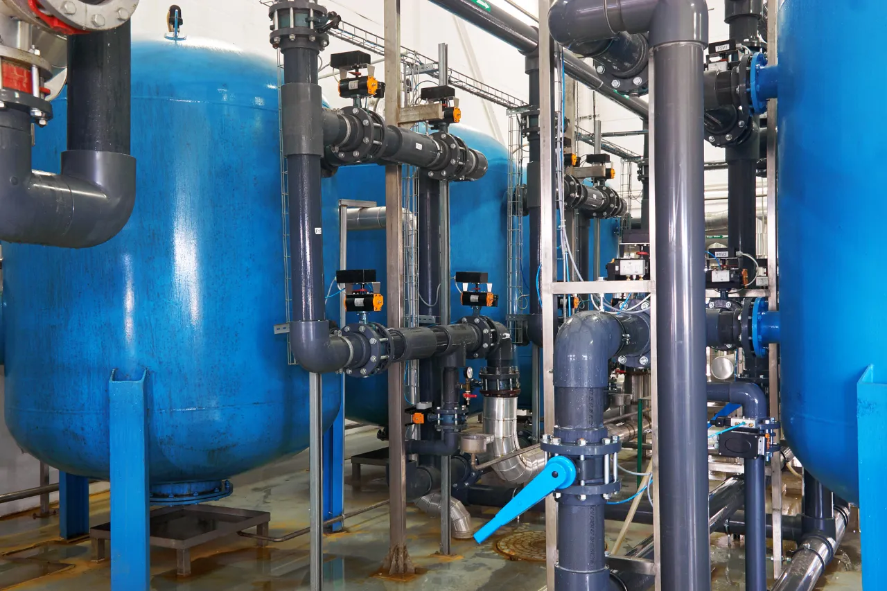 Impianto di trattamento acqua con serbatoi blu e tubazioni